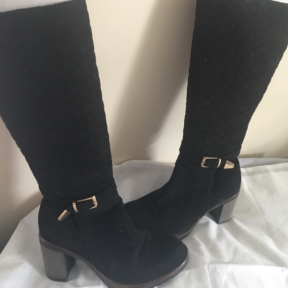 Black boots. So comfortable and warm. Size 8